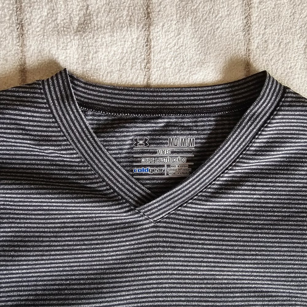 Underarmour Long Sleeve Cold Gear Size M. - Picture 5 of 5